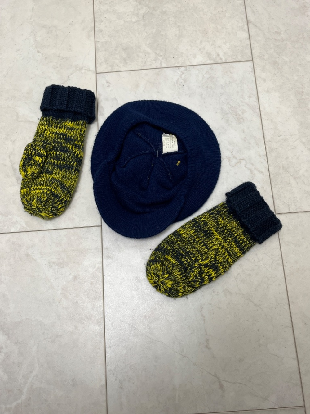 University of Michigan UofM Tassel Hat and Mittens, OS - Picture 3 of 16